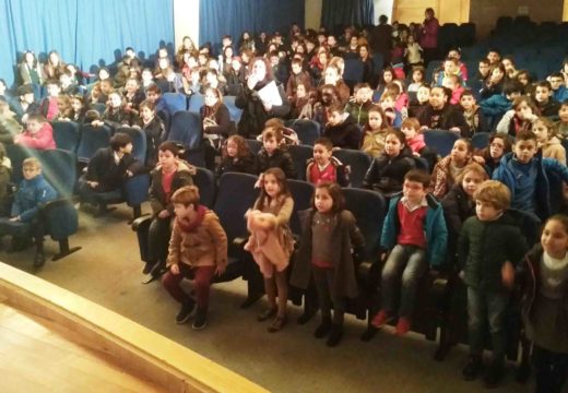 Uns 550 alumnos de primaria do municipio asistiron a unha obra teatral como inicio da programación en homenaxe a Rosalía